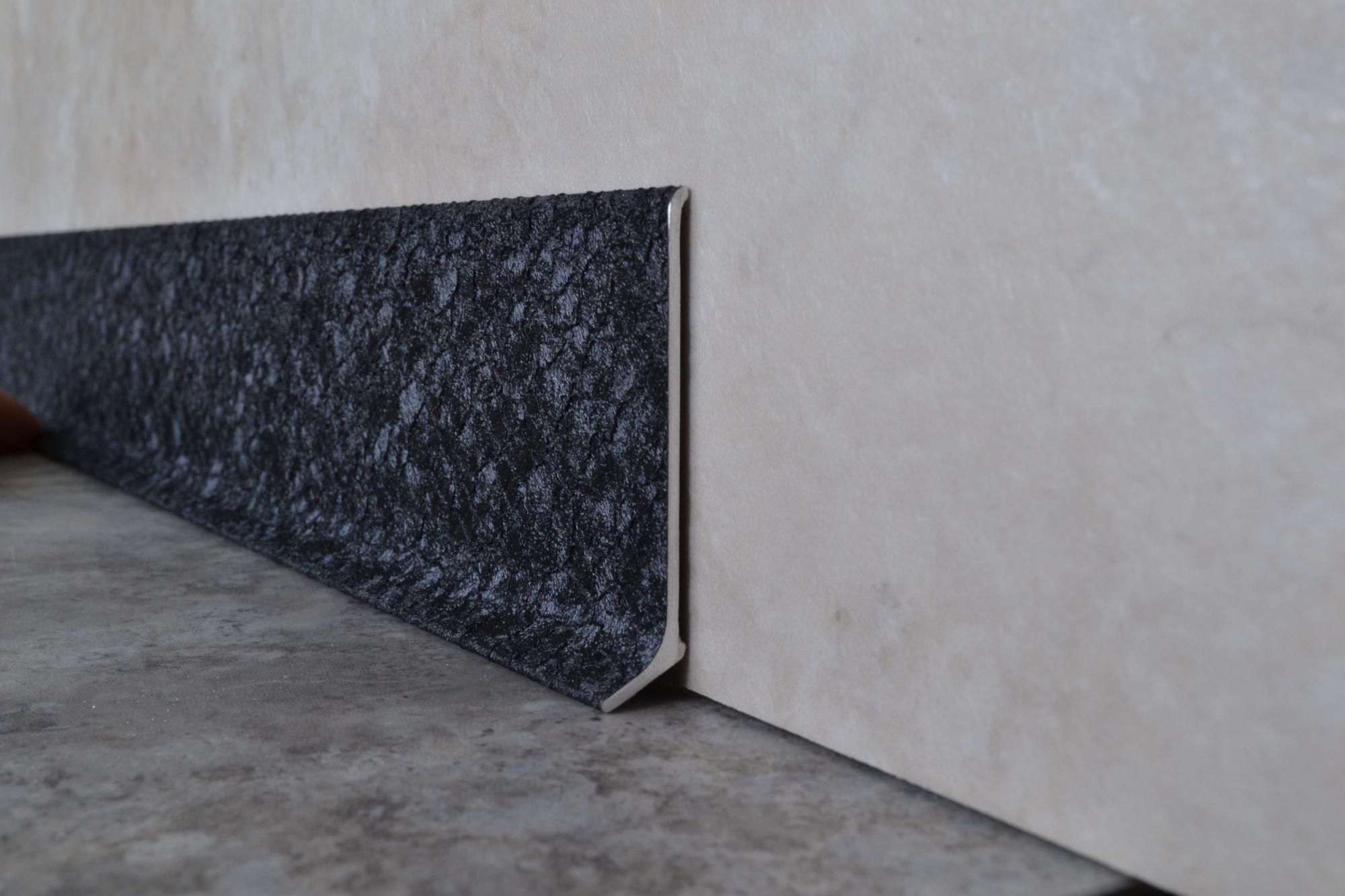 Плинтус алюминиевый L-образный текстура кожи черная (2500*11*60 мм) — купить в Чебоксарах